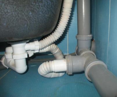 Как быстро заменить канализационные трубы в квартире своими руками?
