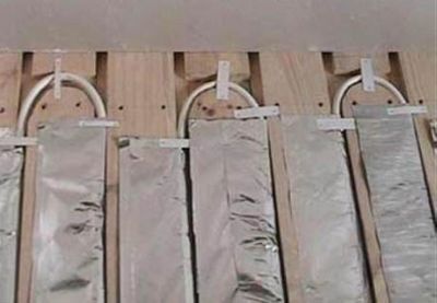 Монтаж системы в пазах деревянных плит